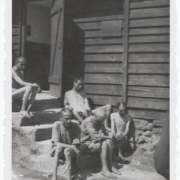 Überlebende vor dem sogenannten „Bahnhof“ in Gusen I, Mai 1945