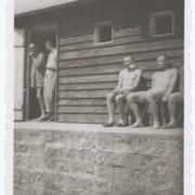 Überlebende vor dem sogenannten „Bahnhof“ in Gusen I, Mai 1945