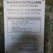 Informationstafel zu der Ausstellung im Gedenkstollen