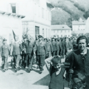 CC-Ebensee: liberated prisoners singing in the Bahnhofstraße