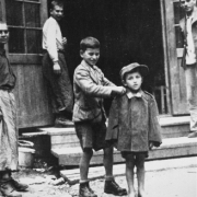 KZ-Ebensee: befreite Kinder, 8.Mai 1945