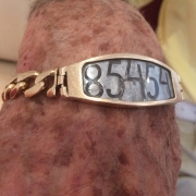 Armband von Ed Mosberg (KZ Linz III) mit seiner Häftlingsnummer