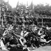 Begräbnis von SS‐Männern nach Bombenangriff 11.7.1944