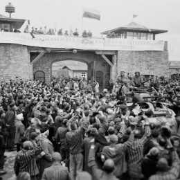 Befreite Insassen bei der Ankunft der 11. Panzerdivision im KZ-Mauthausen am 6.5.45