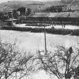 KZ Melk: Neu angekommene Häftlinge auf dem Appellplatz 1944-1945